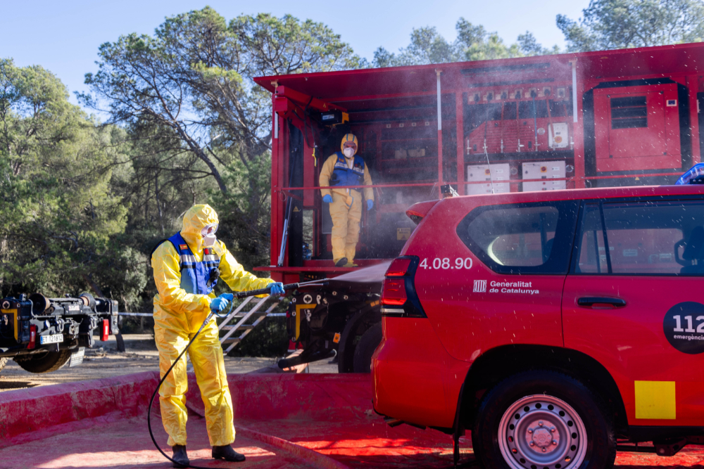 Treballs de desinfecció a l'estació de descontaminació de l'UME instal·lada a Can Coll