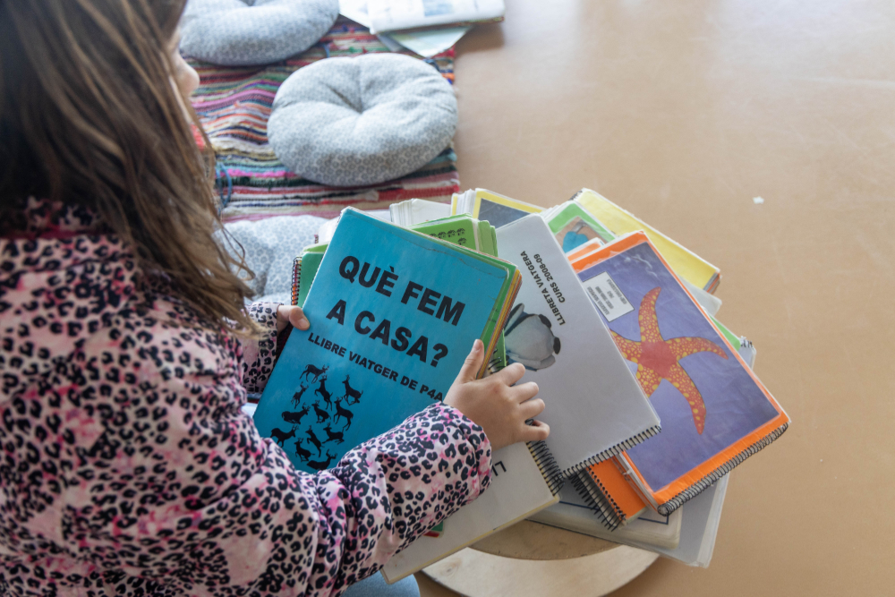 Fotografia d'arxiu d'una nena mirant un llibre