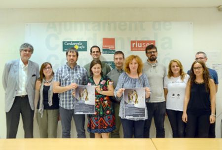 Foto de família amb representants de les entitats que participen en la Setmana de la Salut Mental