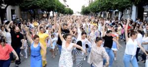 imatge d'un flashmob de sevillanes