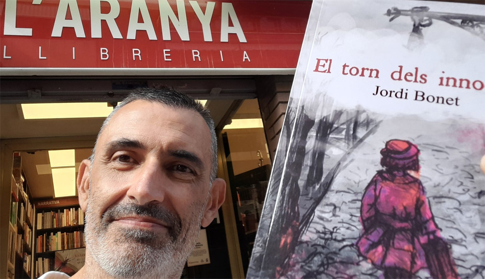 l'autor amb el llibre