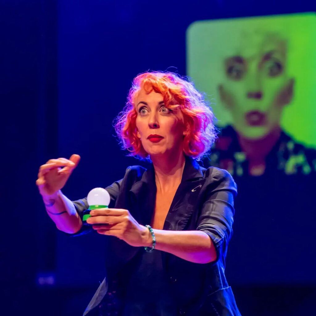 Foto de la monologuista Lou Bayonas