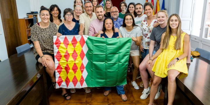 Foto de grup en la recepció de l'Ajuntament al CB Femení Cerdanyola