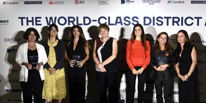 Eulàlia Mimó (esquerra) va ser l'encarregada de recollir la distinció de finalista als premis World-Class District