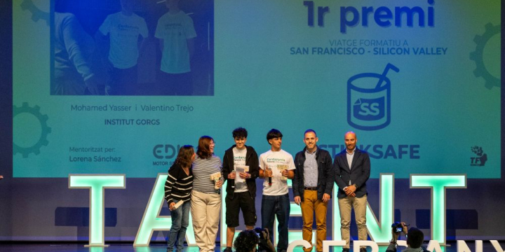 Sticksafe recollint el primer premi del Talent Factory 2025
