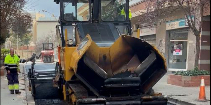 Fotografia d'arxiu de treballs d'asfaltat al carrer Torrent