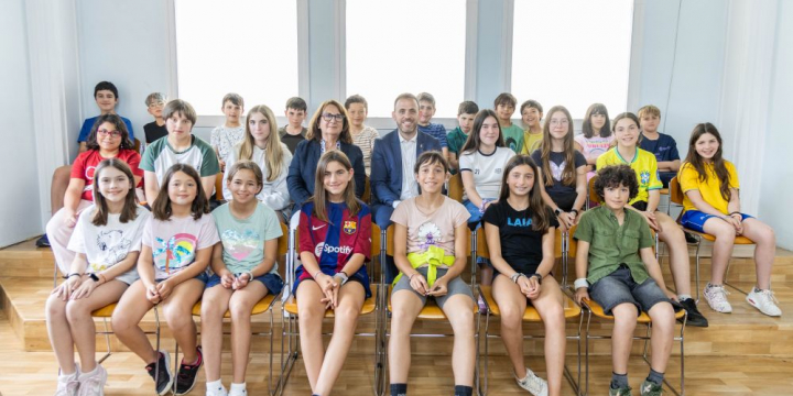 fotgrafia del membres del CIAC curs 2024-2025 amb l'alcalde i la regidora