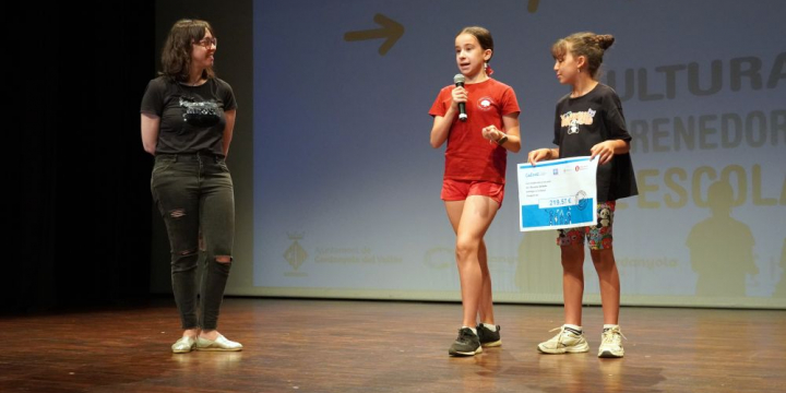 Moment de lliurament d'un dels xecs a ADAC
