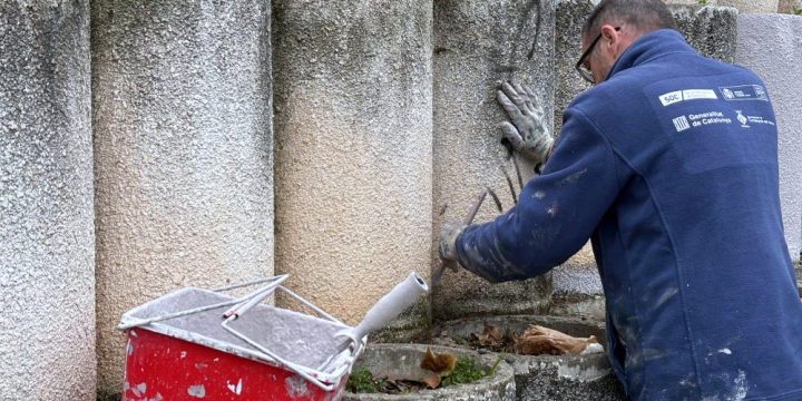 Operari d'un pla d'ocupació treballant en tasques de pintura