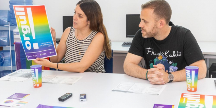 Andrea Borrego i Carlos Cordón durant la presentació del programa al voltant del Dia Internacional per a l'Alliberament LGTBI 2025