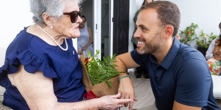 Felipa Andrés amb l'alcalde durant la seva visita