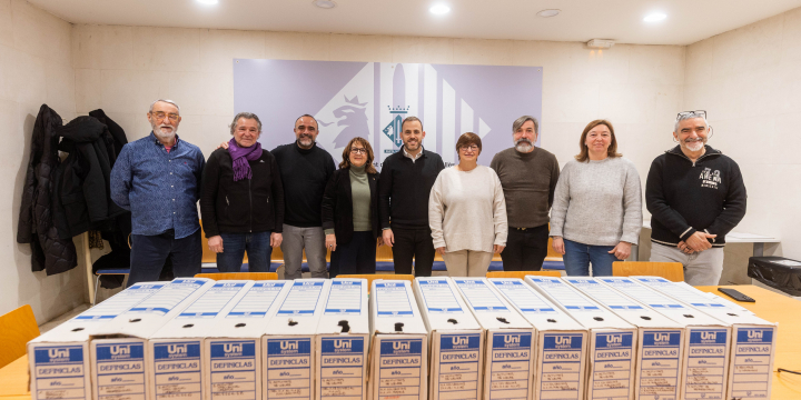 Moment de l'acte de formalització d'acceptació del fons documental de Jaume Mimó i Llobet