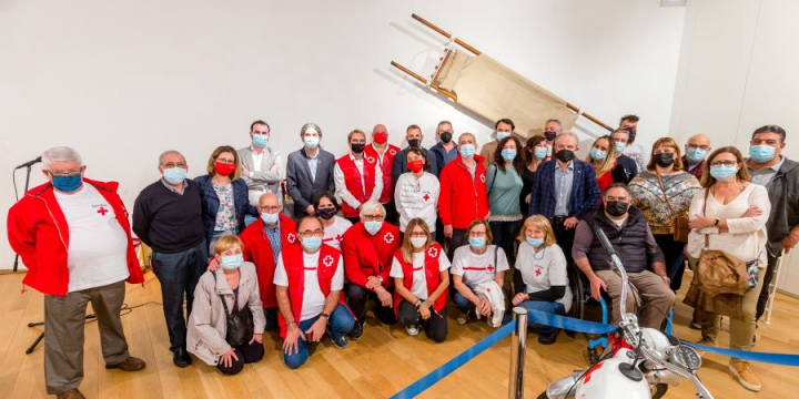 foto de grup inauguració expo Creu Roja