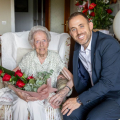 fotografia de l'alcalde Carlos Cordón i la centenària Natividad Fatjó
