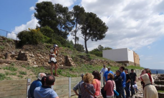 El Bilos i la Betinin durant una visita guiada al Poblat Ibèric de Ca n'Oliver