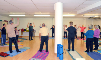 Un moment del taller de ioga inclusiu