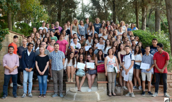 Foto de família de l'alumnat i persones participants a l'acte