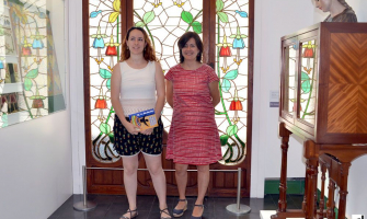 Laura Bros, de l'Esbart Sant Marçal, i la regidora de Cultura, Elvi Vila, van presentar la Mostra