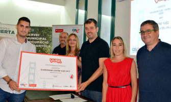 Joan Iniesta rep el premi com a guanyador del Yuzz Cerdanyola de mans de l'alcalde Carles Escolà