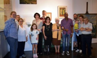 Elvi Vila amb les persones que han donat obres al MAC