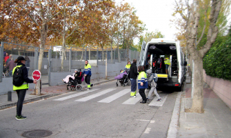 Una de les tasques dels agents cívics és l'acompanyament d’infants a les sortides de les escoles