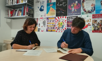 Elvi Vila i Jordi Prat en el moment de signar el conveni