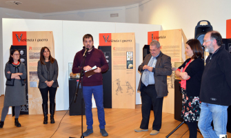 Un moment de l'acte d'inauguració amb l'Alcalde dirigint unes paraules a les persones presents