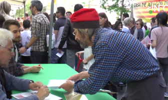 Miquel Sánchez signant el seu llibre l'any passat