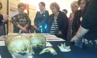 Un moment de la visita a l'exposició 'Ossos'
