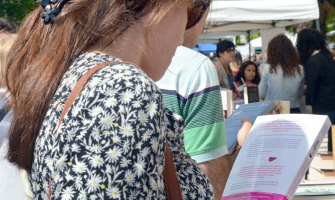 Persona llegint el resum d'un llibre l'any passat