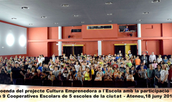 Foto de família dels cooperativistes, mestres i representants de l'Ajuntament