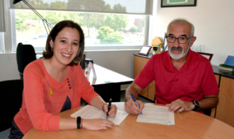 Laura Benseny i Juan Carlos Ahumada en el moment de signar el conveni