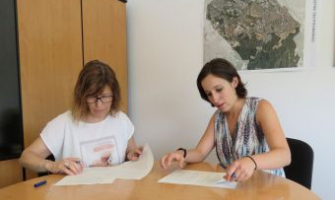 Adela Berbel i Laura Benseny signant el conveni de col·laboració