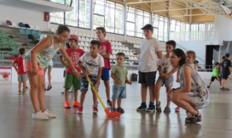 Laura Benseny, esquerra, conversant amb els infants del Poliesportiu de Can Xarau