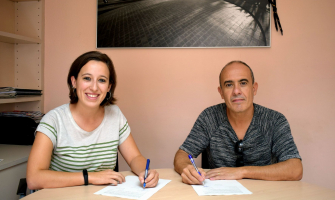 Laura Benseny i Mario Nuñez signant el conveni