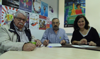 La regidora Elvi Vila, amb el president i secretari de l'AA de Mossèn Rosell, Eduard Lluís i Jaume Guinot