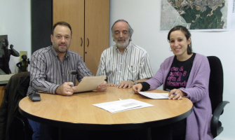 Signatura del conveni. Juanjo Pertegás, president de l'entitat, Francesc Pi, secretari del Club, i Laura Benseny, regidora d'Esports