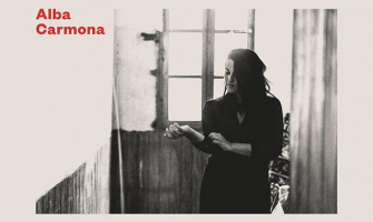 Portada del primer disc en solidari d'Alba Carmona