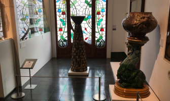 La columna totèmica al costat de les ceràmiques d'en Marian Burgés