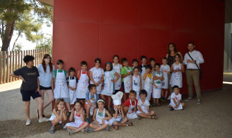 Foto dels infants i monitors del Casal d'Estiu del Museu amb l'alcalde i la regidora de Cultura