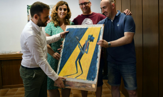 Pedro Villarejo lliura la seva obra a l'alcalde, Carlos Cordón, davant la regidora de Cultura, Pepi Rivera, i el tècnic de cultura, José Guillem