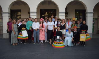 Foto de família de la recepció de la Mostra de Dansa