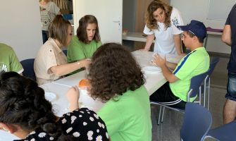 La regidora, Pepi Rivera, conversant amb un els joves participants al Casal +12