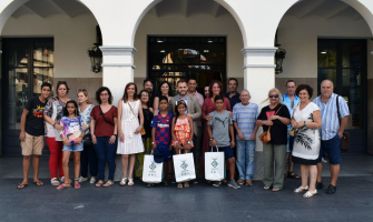 Famílies, infants, representants polítics després de la recepció