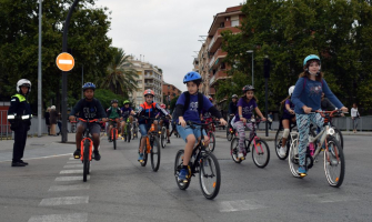 Moment de la bicicletada al seu pas per Les Fontetes