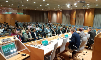 Fotografia d'un moment de l'acte de lliurament de les beques-salari