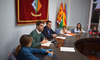 El regidor d'Educació i l'Alcalde s'adrecen als infants del CIAC