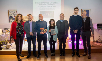 Els guanyadors amb les autoritats. Foto Núria Puentes / Ajuntament de Cerdanyola del Vallès