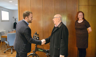 Encaixada de l'alcalde amb el president de Parkinson Cerdanyola - Ripollet