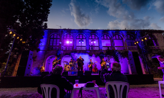 A Contra Blues actuant al jardí de la Masia Cordelles, un dels ecenaris descoberts aquest festival